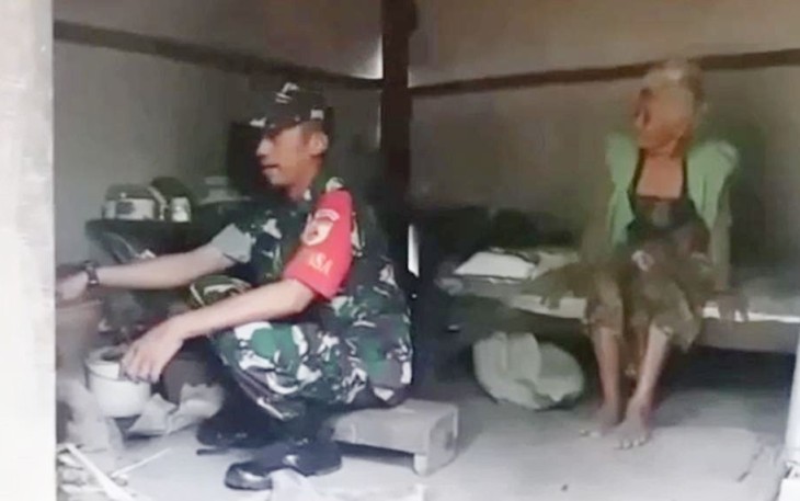 Serda Adi saat memasak di dapur Mbah Tukinem 