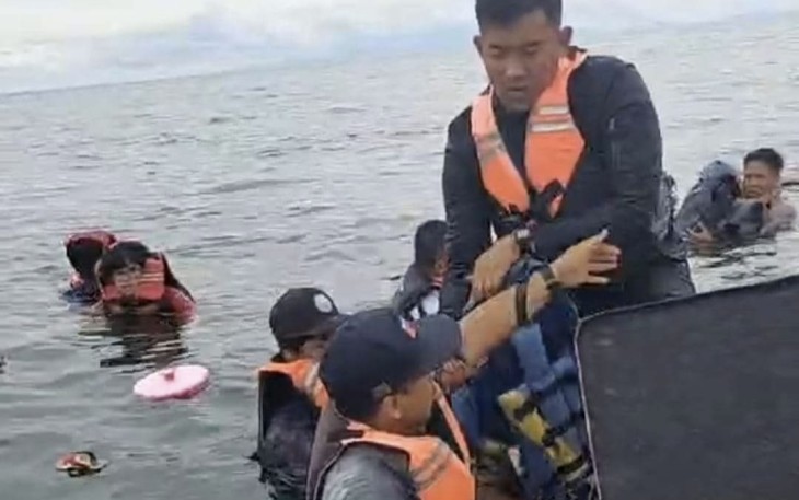Prajurit TNI AL evakuasi penumpang speed boat 
