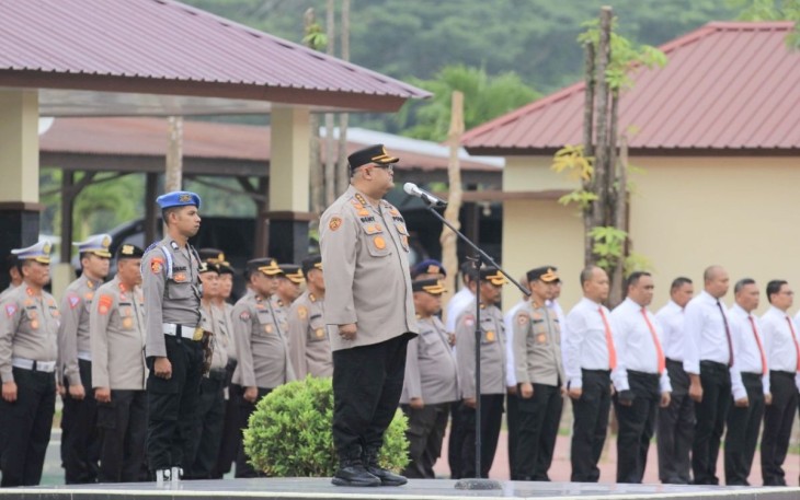 Karo SDM Polda Sultra Kombes Danang Beny Kuspriyandono saat pimpin apel pagi di mapolda Sultra. Senin (9/1)