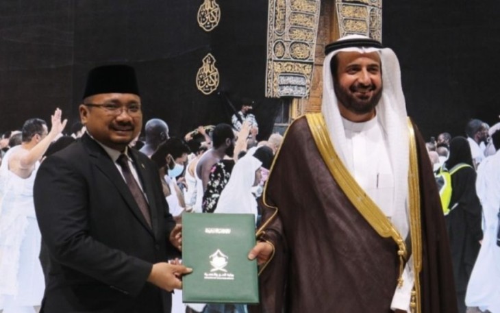 Menag Yaqut terima dokumen MoU terkait kuota jemaah haji dari Menteri Haji Saudi Tawfiq, dengan latar belakang foto Kabah di sela Pameran Haji