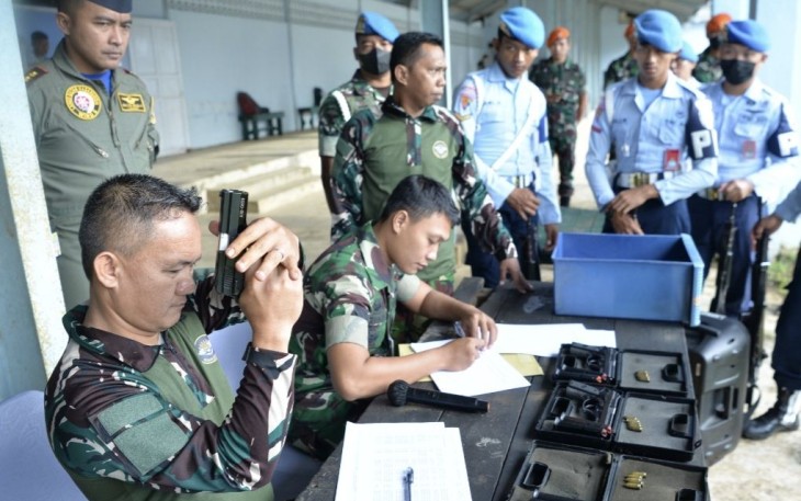 Pemeriksaan senjata personel lanud Sultan Hasanuddin, Rabu (11/1)