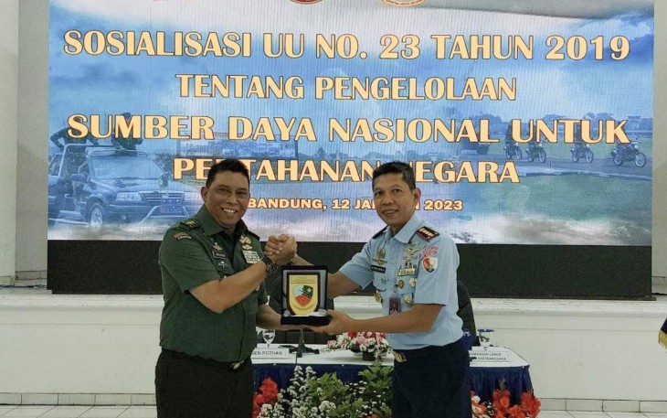Danlanud Husein Sastranegara Kolonel Pnb I Gusti Putu Setia memberikan cenderamata, Kamis (12/1)