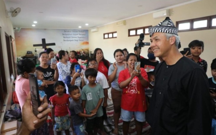 Ganjar Pranowo bersama anak-anak pengungsi banjir 