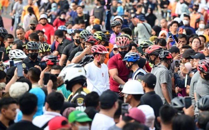 Presiden Joko Widodo menghabiskan pagi dengan bersepeda di kawasan hari bebas kendaraan bermotor atau car free day (CFD) Sudirman-Thamrin, Jakarta, pada Minggu, 15 Januari 2023