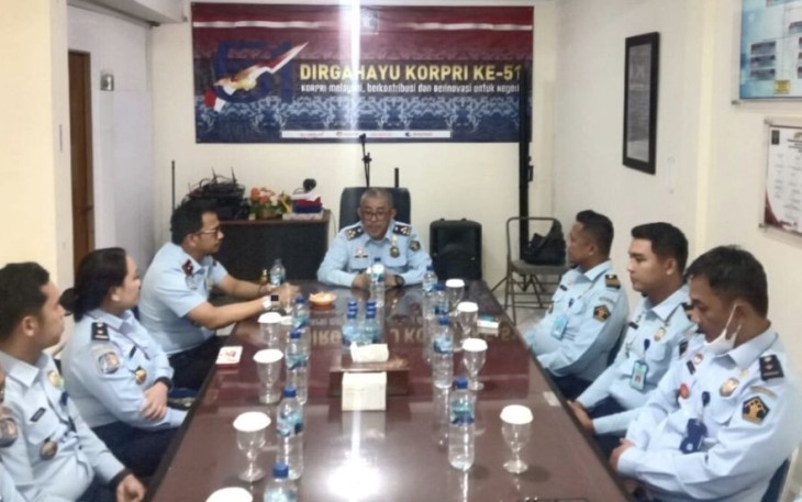 Kadiv Keimigrasian Ujo Sujoto saat memberikan pengarahan di kantor Imigrasi Kelas II TPI Cilegon 