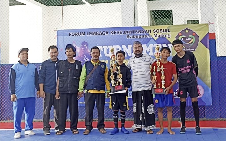 Ketua Forum LKSA Jawa Timur Habib Asyik Maulana, saat foto bersama pemenang Turnamen Futsal, Malang, Rabu (18/1)