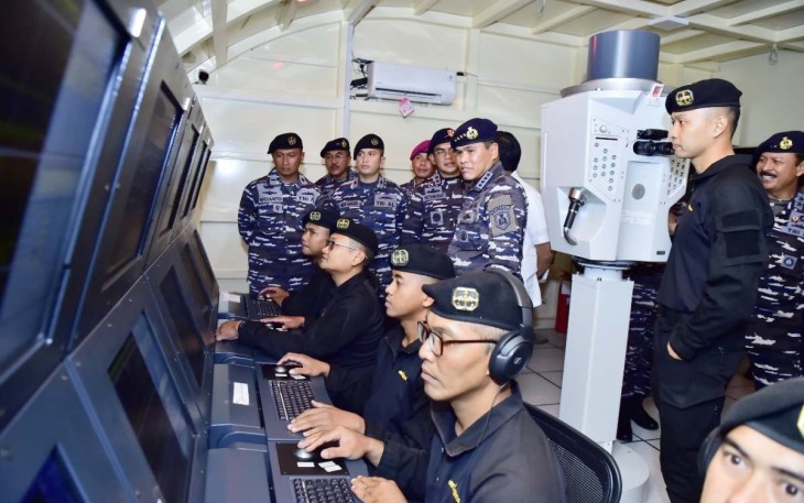 Kasal Laksamana TNI Muhammad Ali meninjau fasilitas SFDTC di Surabaya, Kamis (19/1)