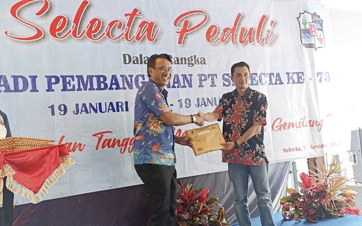 Dirut PT. Selecta Sujud Hariadi, saat memberikan santunan secara simbolis.