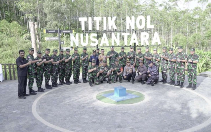 Panglima TNI Laksamana Yudo Margono foto bersama saat IKN di Titik Nol Nusantara 