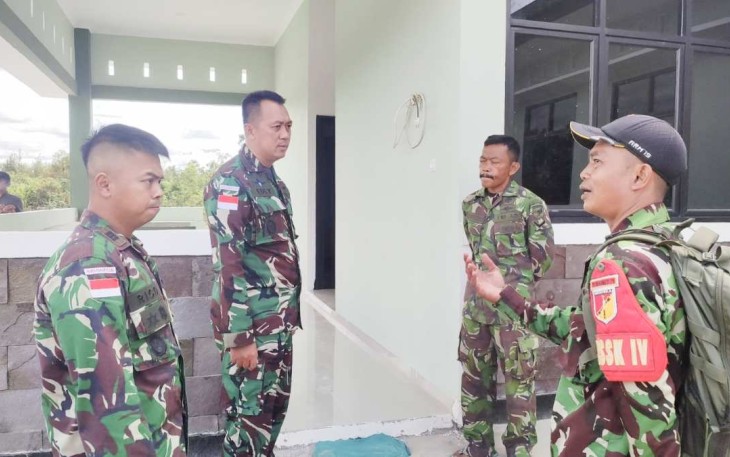 Dansatgas Yonarmed 19/105 Trk Bogani Letkol Arm Edi Yulian Budiargo saat menerima paparan pembangunan pos pantas baru, Sabtu (21/1)