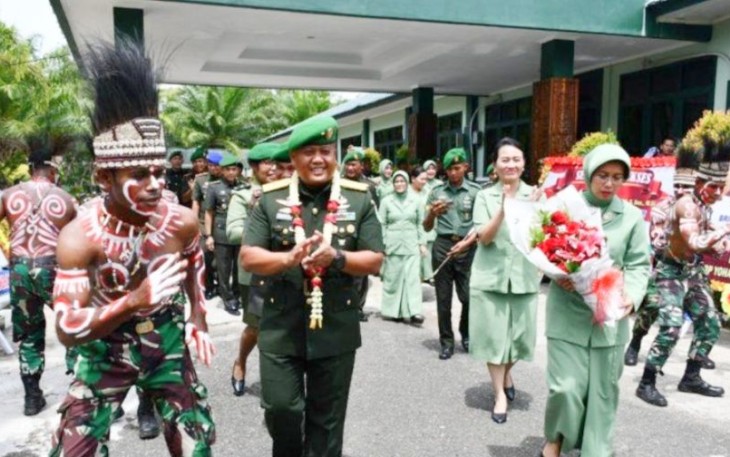 Tradisi pelepasan Danrem 181/PVT Brigjen TNI Wawan Erawan 
