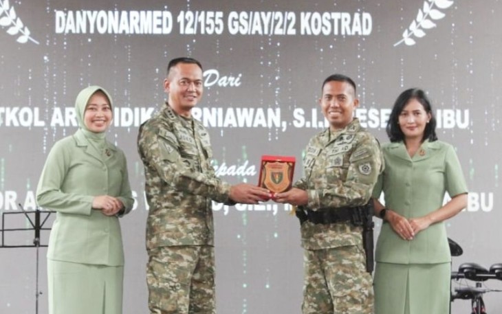 Danmenarmed 2 Kostrad Kolonel Arm Joko Setiyo Kurniawan saat memberikan cenderamata 
