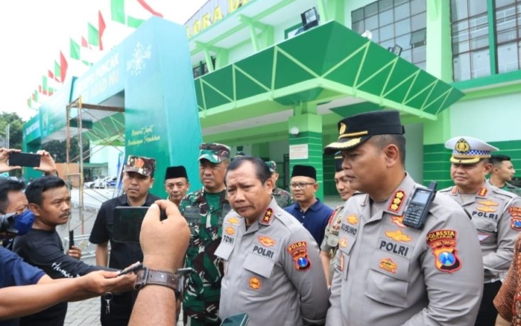 Kapolda Jatim Irjen Pol Toni Harmanto saat memberikan keterangan pers usai pengecekan GOR Delta Sidoarjo, Kamis (2/2)