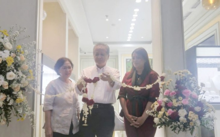 Indra Suryadi Dirut PT Goldmartindo Indra Suryadi didampingi Store Manager Goldmart Endriyani Septianingsih Pratiwi, saat mengunting pita sebagai tanda pembukaan toko dengan konsep baru di MOG Kota Malang.