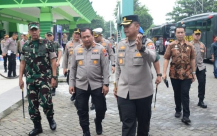 Kapolda Jatim Irjen Pol Toni Harmanto menerima paparan rekayasa lalulintas dari Dirlantas Polda Jatim 