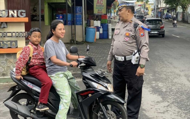 Personel Satlantas Polres Batu saat memberikan teguran simpatik pengendara motor 