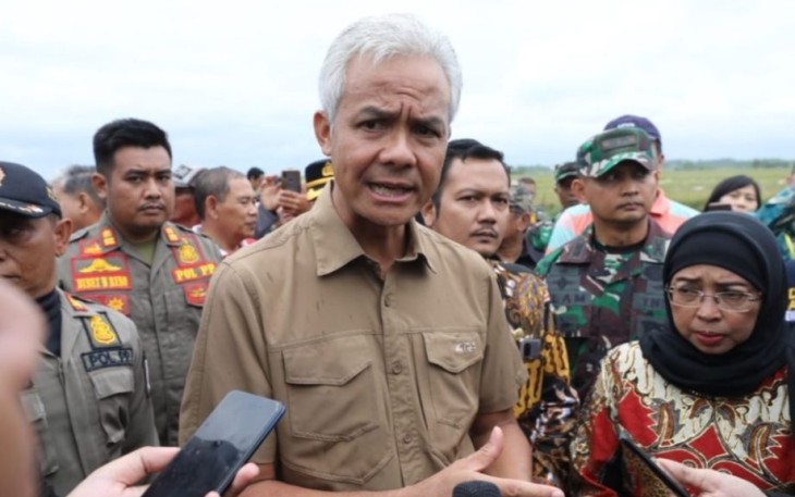 Gubernur Jateng Ganjar Pranowo saat memberikan keterangan pers usai panen raya padi di Desa Krengseng Kecamatan Gringsing Kabupaten Batang, Sabtu (11/2)