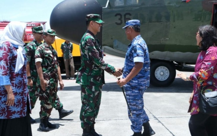 Danlanud Husein Sastranegara Kolonel Pnb Ardi Syahri menyambut Danseskoau Marsda TNI Minggit Triwibowo di apron lanud Husein Sastranegara Bandung 