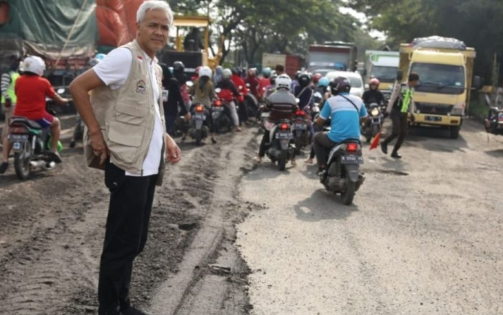 Ganjar Pranowo saat meninjau langsung jalan rusak di Pantura Timur 