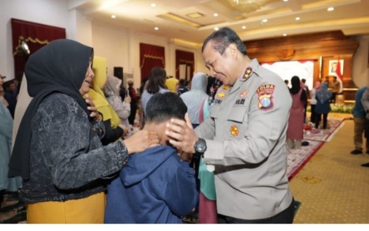 Kapolda Jatim Irjen Pol Toni Harmanto saat memberikan motivasi kepada keluarga korban tragedi Kanjuruhan 