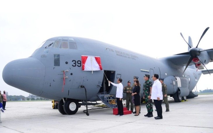 Presiden Joko Widodo menyaksikan langsung penyerahan pesawat C-130J-30 Super Hercules A-1339 dan C-130H A-1315 oleh Menteri Pertahanan Prabowo Subianto kepada Panglima TNI Laksamana Yudo Margono di Pangkalan TNI AU Halim Perdanakusuma, Jakarta, pada Rabu, 8 Maret 2023