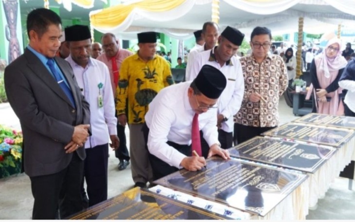 Wamenag Zainut Tauhid Sa'adi menandatangani prasasti peresmian sejumlah gedung yang dibangun melalui SBSN di Provinsi Papua