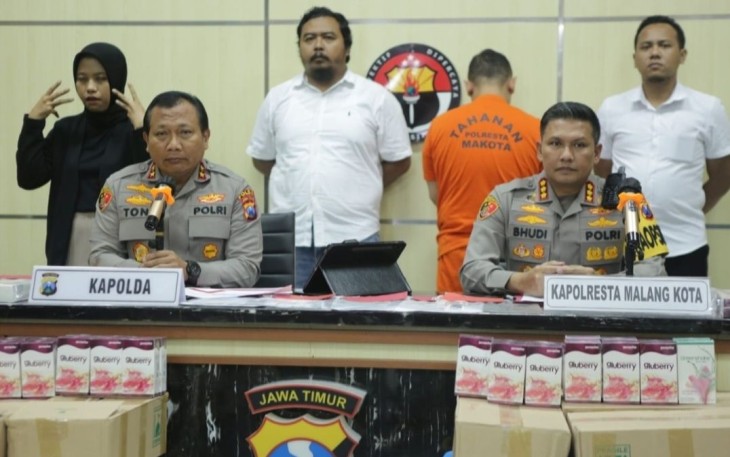 Kapolda Jatim Irjen Pol Toni Harmanto memberikan keterangan pers terkait penipuan bisnis robot trading ATG di mapolda Jatim, Rabu (8/3)