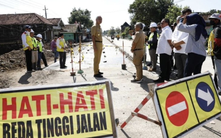 Ganjar Pranowo saat pengecekan jalan Solo - Purwodadi, Senin (13/3)