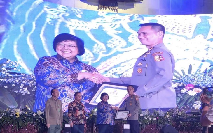 Irjen Pol Prof Dadang Hartanto saat menerima penghargaan KLHK