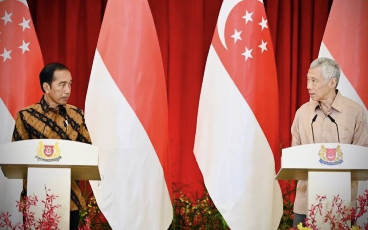 Presiden Joko Widodo dan Perdana Menteri (PM) Singapura Lee melakukan pernyataan pers bersama usai pertemuan bilateral di Istana Kepresidenan Singapura, pada Kamis, 16 Maret 2023