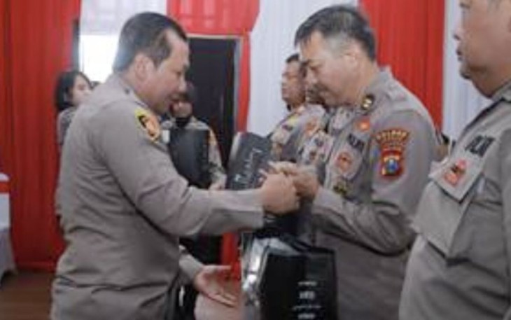 Kapolda Jatim Irjen Pol Toni Harmanto saat memberikan apresiasi 