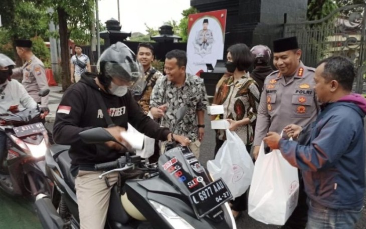 Kabid Humas Polda Jatim Kombes Dirmanto saat memberikan takjil