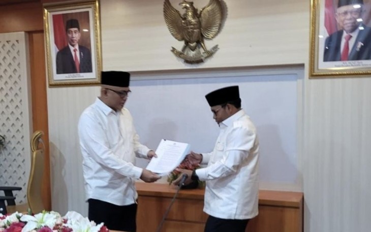 Rektor IAIN Takengon Zulkarnain serahkan hasil verifikasi terjemah Al-Quran Bahasa Gayo ke Kapus LKKMO Arskal Salim