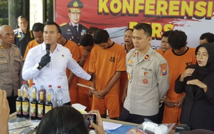 Polres Nganjuk menggelar konferensi pers terkait kasus pengeroyokan dan pelemparan rumah warga 