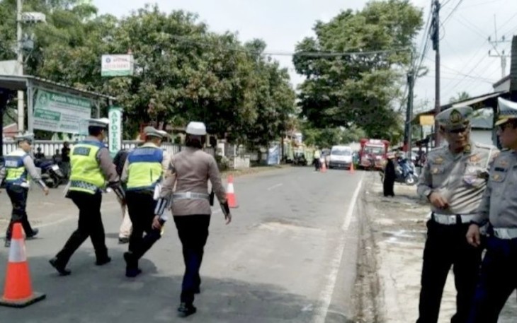 Olah TKP laka mobil dinas Bupati Kuningan