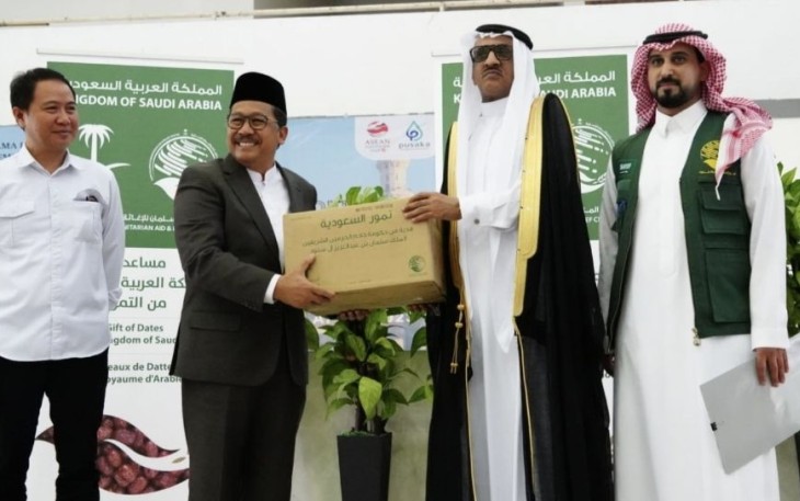 Wamenag Zainut Tauhid Sa'ádi terima hibah kurma dari Duta Besar Arab Saudi untuk Indonesia di Jakarta, Selasa (4/4)
