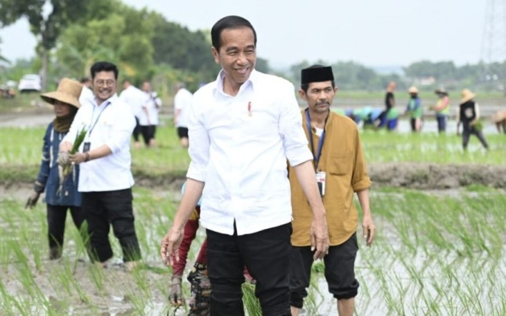 Presiden Joko Widodo menanam padi bersama para petani di Kawasan Daulat Pangan Serikat Petani Indonesia, Desa Senori, Kecamatan Merakurak, Kabupaten Tuban, Provinsi Jawa Timur, pada Kamis, 6 April 2023