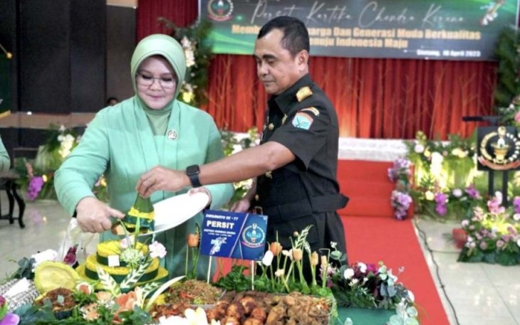 Danrem 121/Abw Brigjen TNI Pribadi Jatmiko memotong tumpeng syukuran 