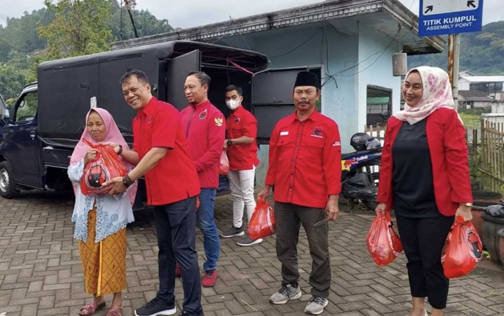 H Khamim Tohari Politisi PDIP Kota Batu saat memberikan paket sembako, Kamis (13/4)
