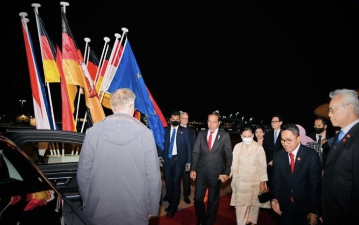 Presiden Joko Widodo dan Ibu Iriana Joko Widodo beserta rombongan tiba di Bandara Hannover, Hannover, Jerman, pada Sabtu, 15 April 2023, sekitar pukul 20.25 waktu setempat