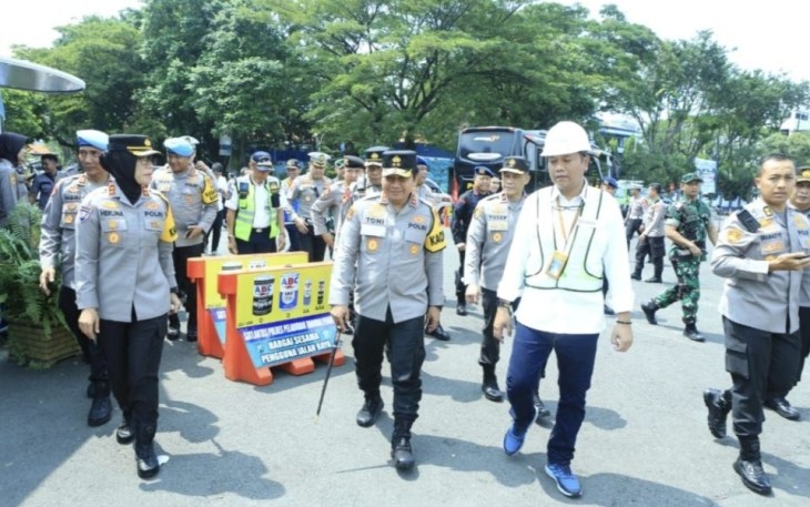 Kapolda Jatim Irjen Pol Toni Harmanto saat pengecekan pospam dan posyan