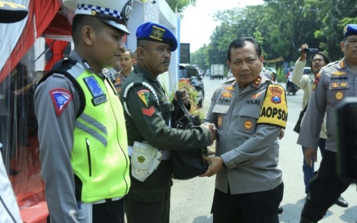 Kapolda Jatim Irjen Pol Toni Harmanto saat memberikan bingkisan lebaran 