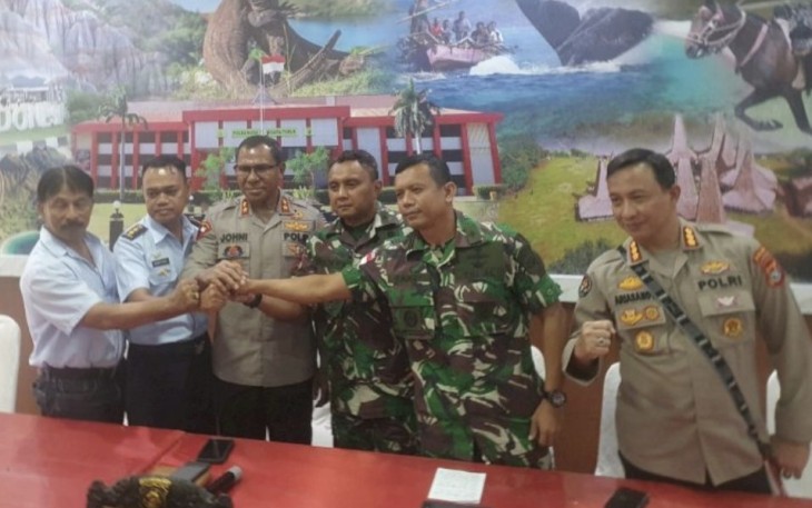 Kapolda NTT Irjen Pol Johni Asadoma foto bersama Kasrem 161/WS, di mapolda NTT Kamis (20/4)