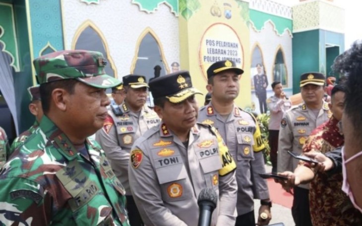 Kapolda Jatim Irjen Pol Toni Harmanto bersama Pangdam V Brawijaya saat memberikan keterangan pers di stasiun Gubeng, Surabaya Jum'at (21/4)
