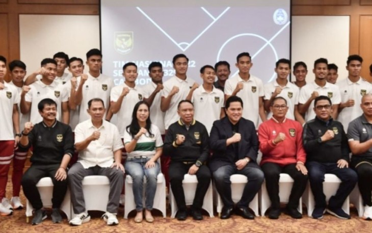 Ketum PSSI Erick Thohir foto bersama Tim U-22 SEA Games 2023