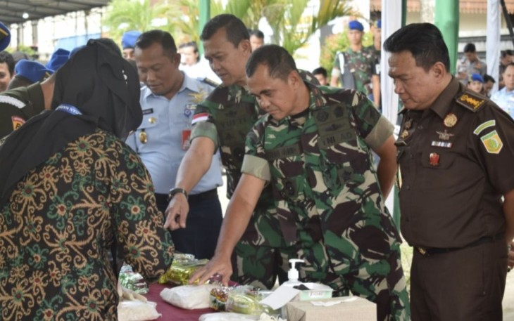 Danrem 121/Abw Brigjen TNI Pribadi Jatmiko saat pemusnahan barang bukti sabu
