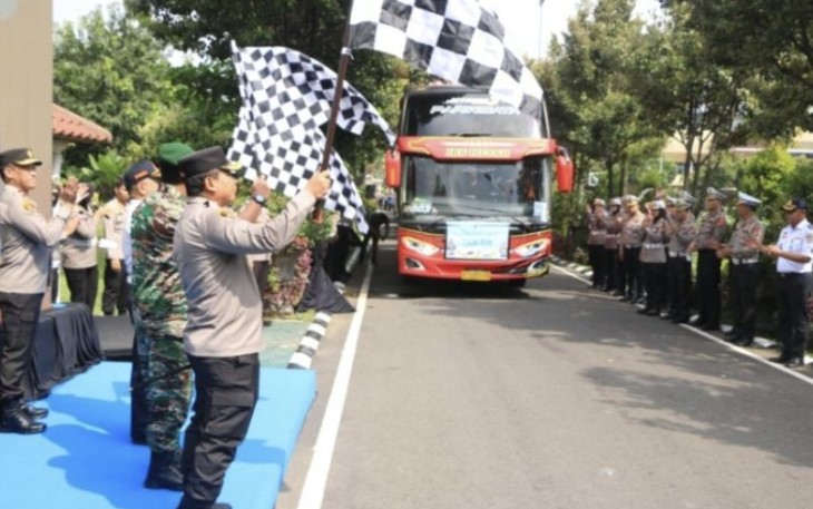 Kapolda Jatim Irjen Pol Toni Harmanto saat melepas bus mudik gratis 