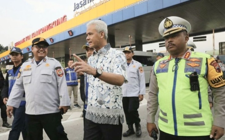Ganjar Pranowo saat meninjau arus mudik di gerbang tol Kalikangkung