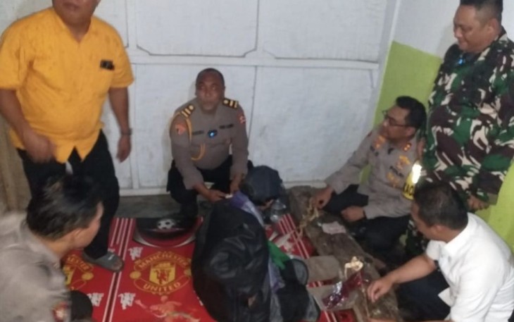 Kapolres Lumajang AKBP Boy Jeckson saat di rumah penderita ODGJ