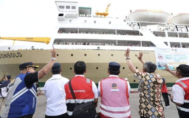 Sekda Provinsi Jateng Sumarno (kemeja batik) saat melepas pemudik motor di pelabuhan Tanjung Mas Semarang, Jum'at (28/4)